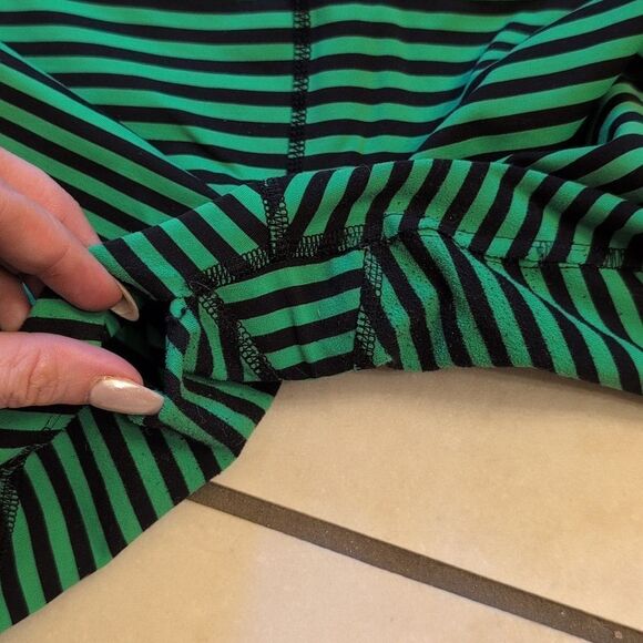 Lululemon Rare Seawheeze Run Inspire Crop II Green Insect Bugs print FLAWED 8 - Picture 5 of 10